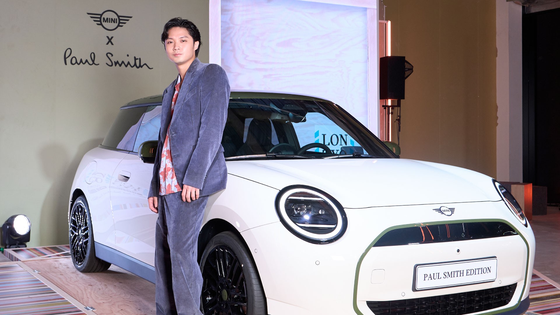 The MINI paul Smith Edition display vehicle and image cut of Hayato Isomura